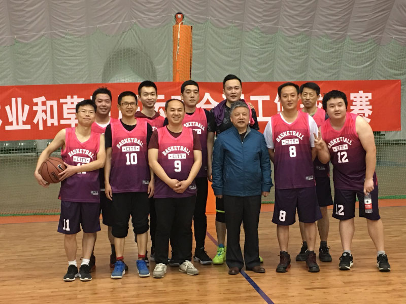 中国绿色碳汇基金会参加国家林业和草原局职工篮球赛，首场比赛结束后，刘家顺秘书长与全体队员合影留念。